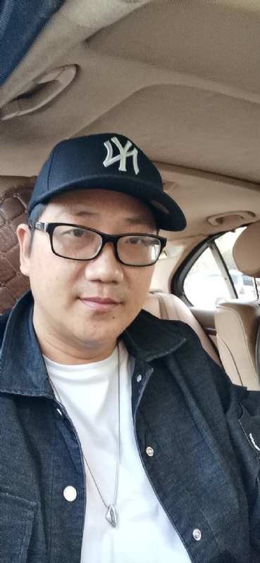 拥抱幸福的第一张照片--泉州婚介网